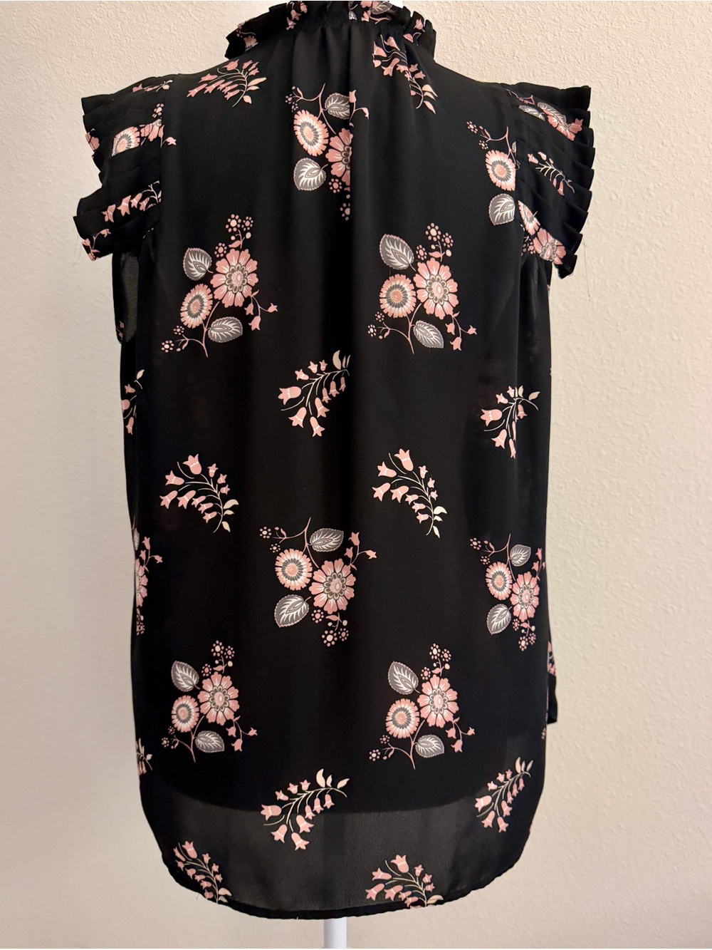 LOFT Black Pink Floral Ruffle Shoulder Sleeveless Blouse Size M - EUC - Picture 4 of 8